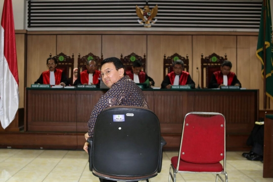 Ekspresi Ahok saat jalani sidang putusan sela