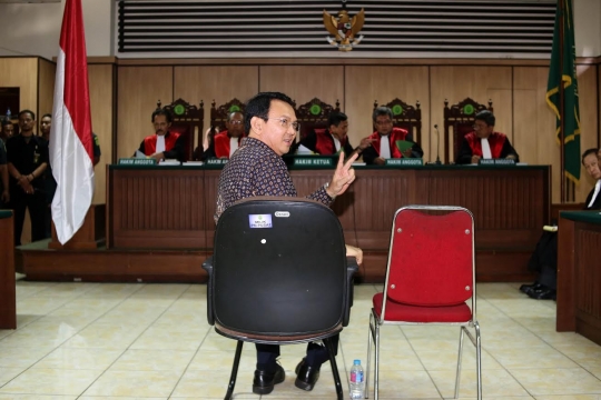 Ekspresi Ahok saat jalani sidang putusan sela