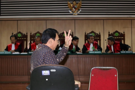 Ekspresi Ahok saat jalani sidang putusan sela