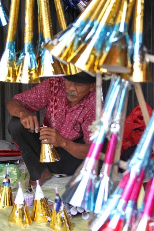 Pembuat terompet musiman mengais rezeki jelang Tahun Baru