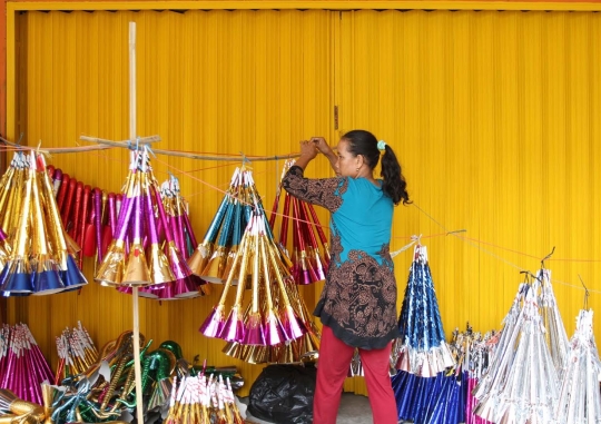 Pembuat terompet musiman mengais rezeki jelang Tahun Baru