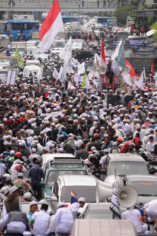 Massa banjiri Jalan Gajah Mada saat kawal ketat Sidang Ahok