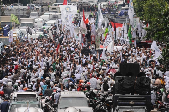 Massa banjiri Jalan Gajah Mada saat kawal ketat Sidang Ahok