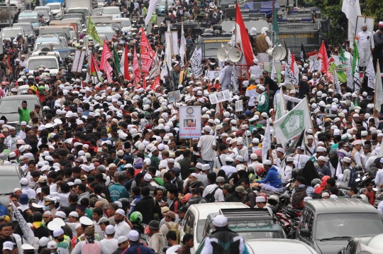 Massa banjiri Jalan Gajah Mada saat kawal ketat Sidang Ahok