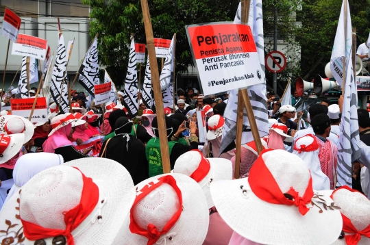 Massa banjiri Jalan Gajah Mada saat kawal ketat Sidang Ahok