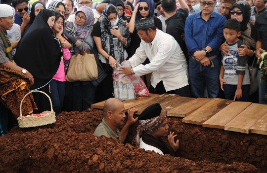 Isak tangis kerabat iringi pemakaman korban pembunuhan Pulomas