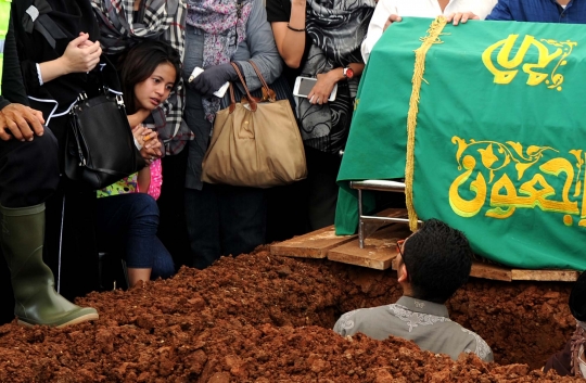 Isak tangis kerabat iringi pemakaman korban pembunuhan Pulomas