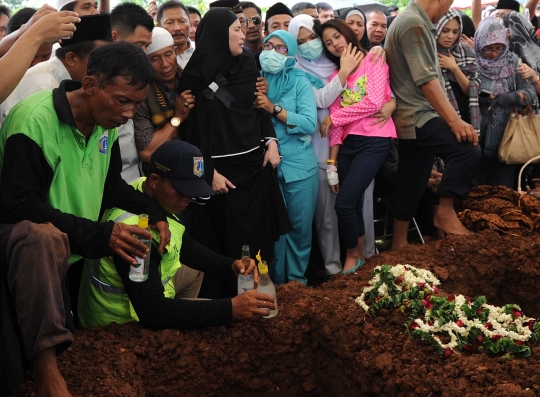 Isak tangis kerabat iringi pemakaman korban pembunuhan Pulomas