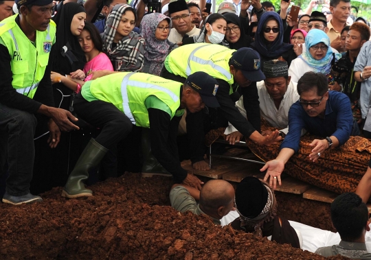 Isak tangis kerabat iringi pemakaman korban pembunuhan Pulomas