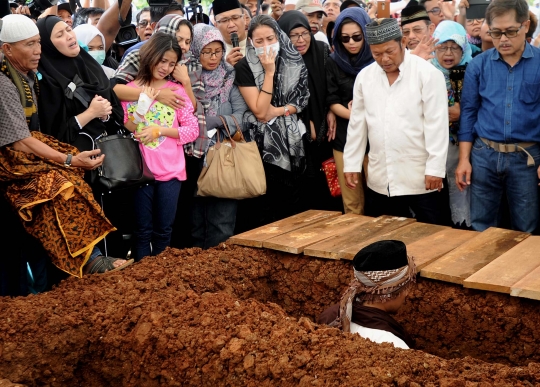 Isak tangis kerabat iringi pemakaman korban pembunuhan Pulomas