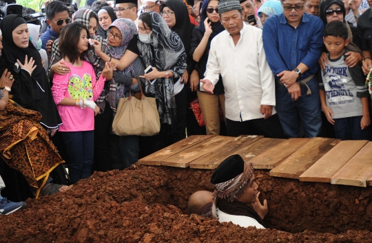 Isak tangis kerabat iringi pemakaman korban pembunuhan Pulomas