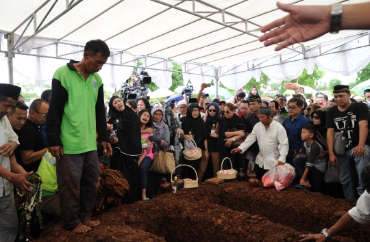 Isak tangis kerabat iringi pemakaman korban pembunuhan Pulomas