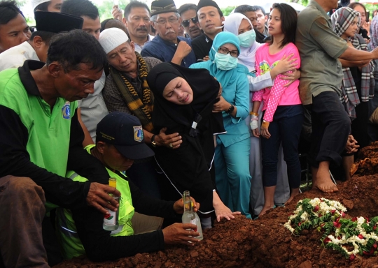 Isak tangis kerabat iringi pemakaman korban pembunuhan Pulomas