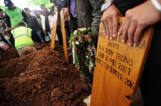 Isak tangis kerabat iringi pemakaman korban pembunuhan Pulomas