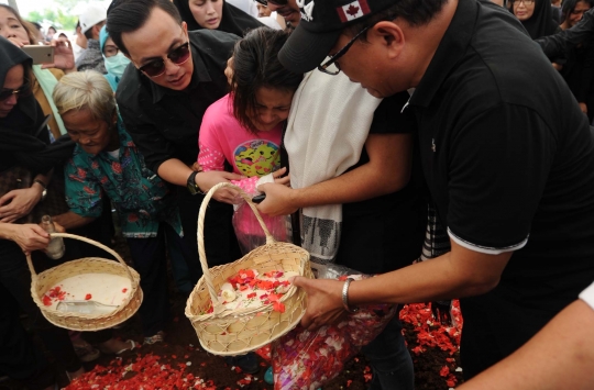 Isak tangis kerabat iringi pemakaman korban pembunuhan Pulomas