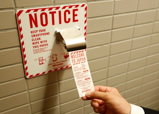 Keren, Jepang sediakan kertas pembersih smartphone di toilet umum