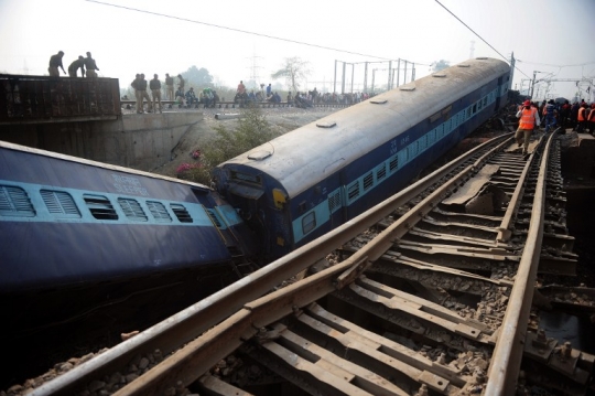 Kereta India terjun ke sungai, 2 tewas dan puluhan luka-luka