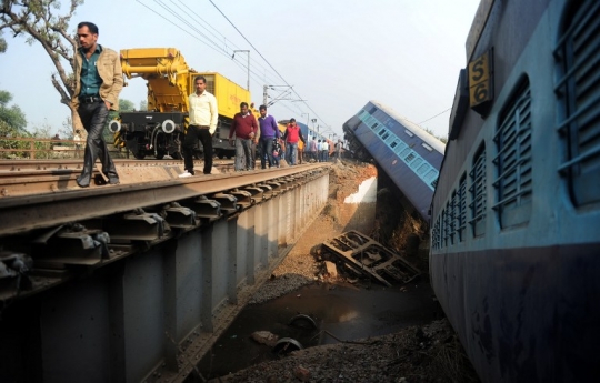 Kereta India terjun ke sungai, 2 tewas dan puluhan luka-luka