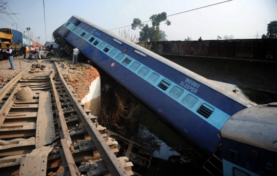Kereta India terjun ke sungai, 2 tewas dan puluhan luka-luka