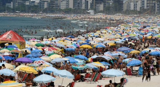 Gelombang panas paksa ribuan warga Brasil serbu pantai