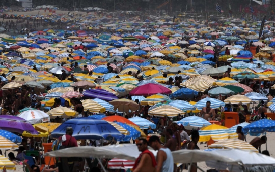 Gelombang panas paksa ribuan warga Brasil serbu pantai