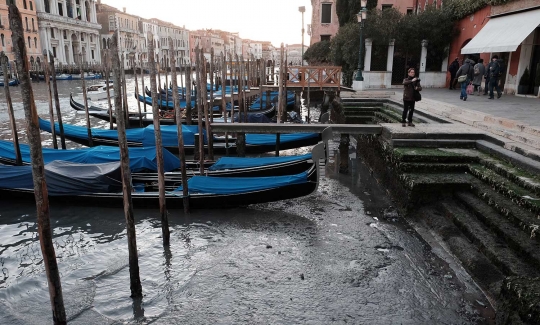Sungai Venesia di Italia alami surut luar biasa