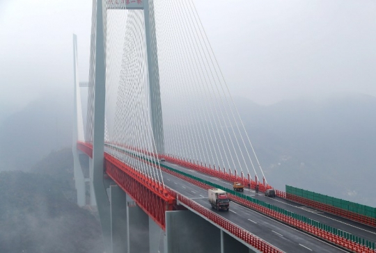 Jembatan tertinggi dunia di China sudah bisa dilalui kendaraan