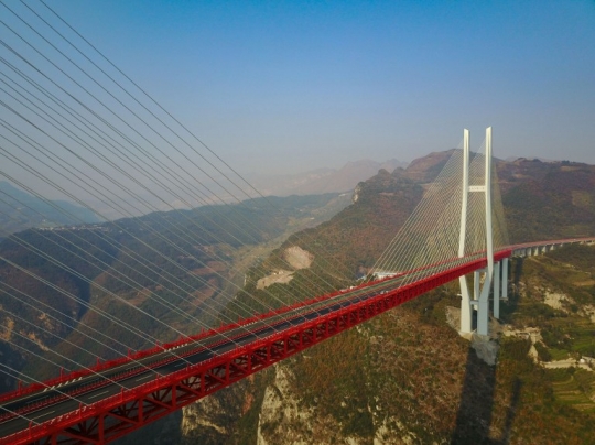 Jembatan tertinggi dunia di China sudah bisa dilalui kendaraan