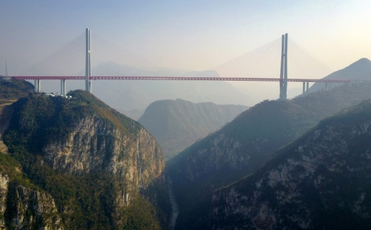 Jembatan tertinggi dunia di China sudah bisa dilalui kendaraan