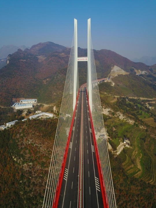 Jembatan tertinggi dunia di China sudah bisa dilalui kendaraan