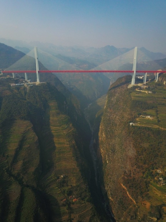 Jembatan tertinggi dunia di China sudah bisa dilalui kendaraan