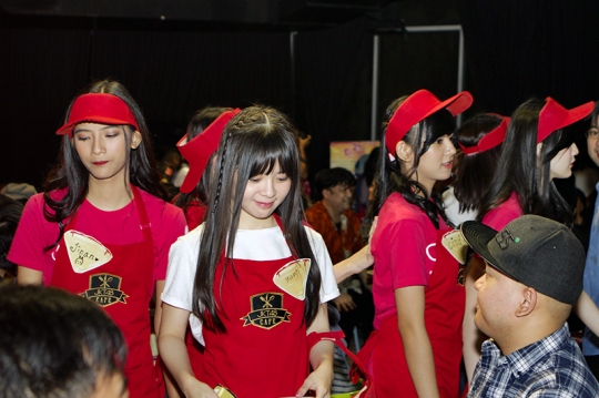 Melihat Serunya JKT48 Cafe