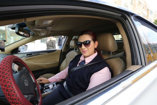 Kisah Nisrin Akoubeh, satu-satunya sopir taksi wanita di Yordania