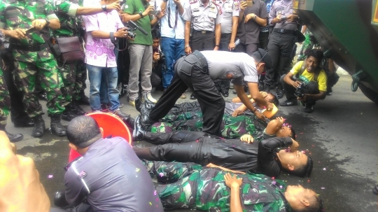 Ritual mandi kembang prajurit TNI-Polri saat naik pangkat