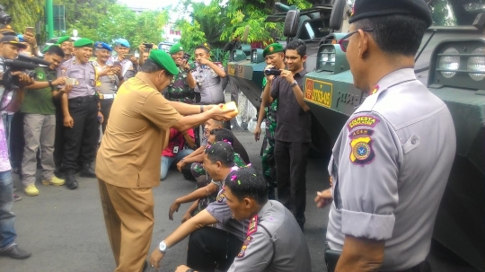 Ritual mandi kembang prajurit TNI-Polri saat naik pangkat