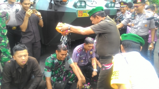 Ritual mandi kembang prajurit TNI-Polri saat naik pangkat