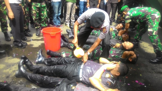 Ritual mandi kembang prajurit TNI-Polri saat naik pangkat