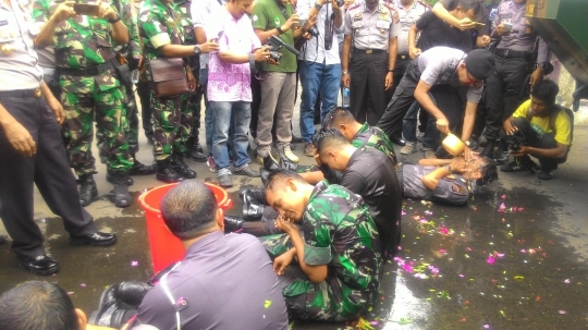 Ritual mandi kembang prajurit TNI-Polri saat naik pangkat