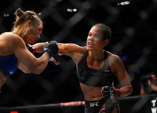 Petarung Brasil tinju KO Ronda Rousey di ajang UFC