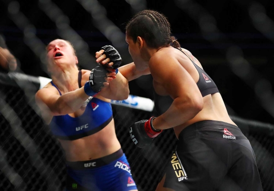 Petarung Brasil tinju KO Ronda Rousey di ajang UFC