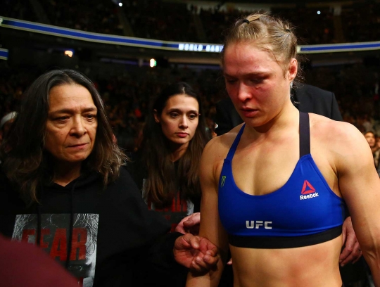 Petarung Brasil tinju KO Ronda Rousey di ajang UFC