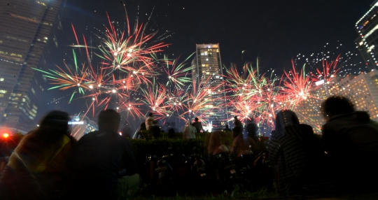 Warna-warni kembang api semarakkan malam Tahun Baru 2017 di HI