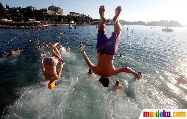 Foto : Sambut tahun 2017, jutaan orang dunia penuhi pantai 