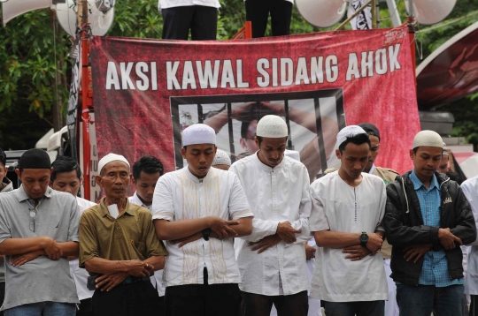 Saat massa pro dan kontra ricuh mengawal Sidang Ahok