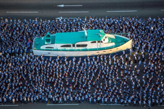 Hari Angkatan Bersenjata, kapal pesiar mengaspal di jalanan Kuba
