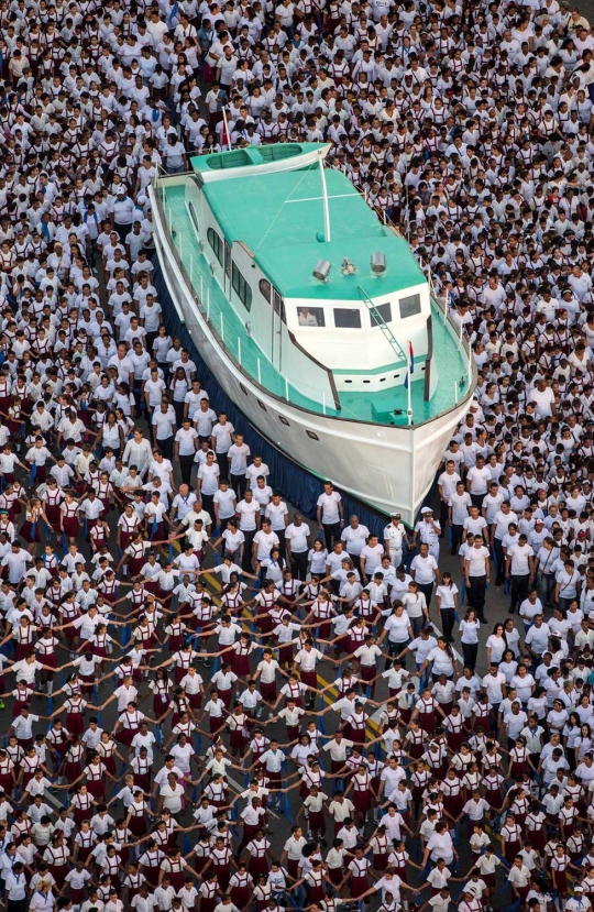 Hari Angkatan Bersenjata, kapal pesiar mengaspal di jalanan Kuba