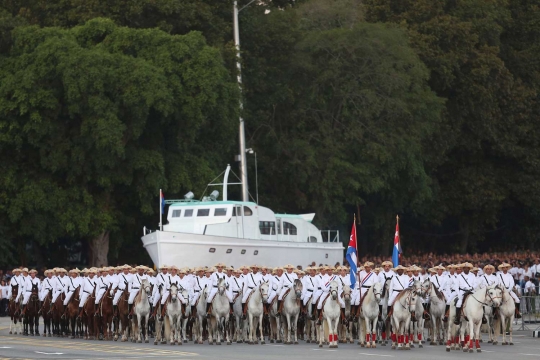 Hari Angkatan Bersenjata, kapal pesiar mengaspal di jalanan Kuba