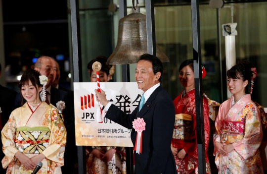 Gadis-gadis cantik berkimono meriahkan pembukaan Bursa Efek Tokyo