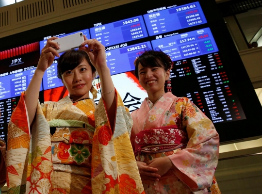 Gadis-gadis cantik berkimono meriahkan pembukaan Bursa Efek Tokyo