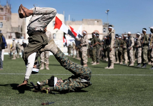 Aksi rekrutan anyar pemberontak Houthi pamer kekuatan